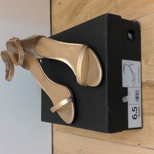 Elegant Banana Republic Bare kitten heels Sz 6.5